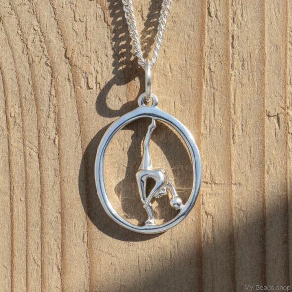 Zilveren hanger met gymnaste die een ritmische gymnastiek oefening met bal op de vloer uitvoert tijdens een wedstrijd.  
Mooi cadeau voor verjaardag of kerstmis.
