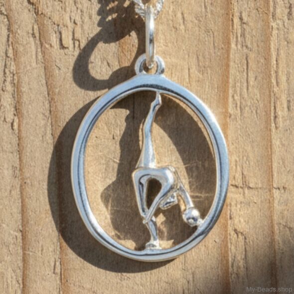 Zilveren hanger met gymnaste die een ritmische gymnastiek oefening met bal op de vloer uitvoert tijdens een wedstrijd.  
Mooi cadeau voor verjaardag of kerstmis.