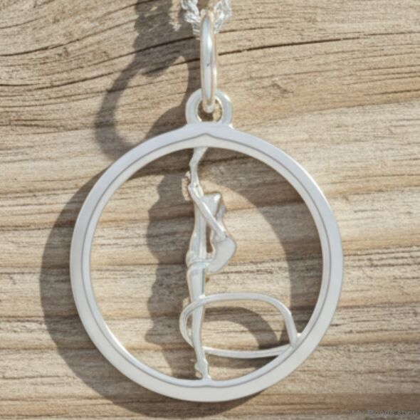 Zilveren hanger met gymnaste die een ritmische gymnastiek oefening met hoepel op de vloer uitvoert tijdens een wedstrijd.  
Mooi cadeau voor verjaardag of kerstmis.