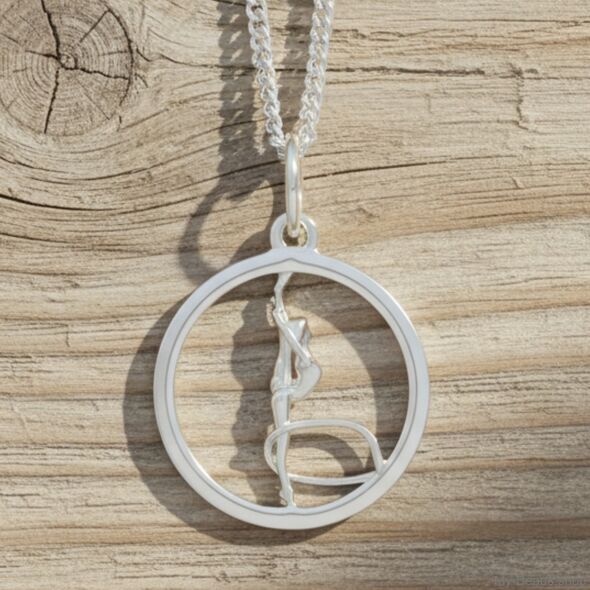 Zilveren hanger met gymnaste die een ritmische gymnastiek oefening met hoepel op de vloer uitvoert tijdens een wedstrijd.  
Mooi cadeau voor verjaardag of kerstmis.
