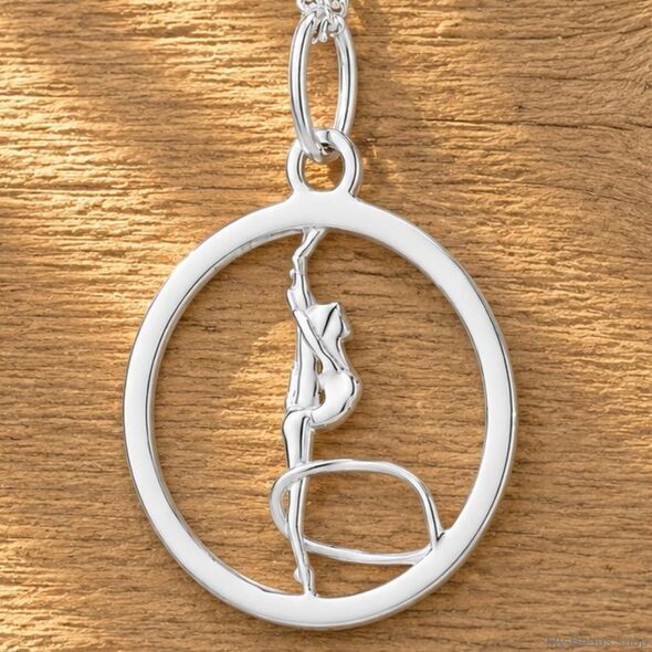 Zilveren hanger met gymnaste die een ritmische gymnastiek oefening met hoepel op de vloer uitvoert tijdens een wedstrijd.  
Mooi cadeau voor verjaardag of kerstmis.
