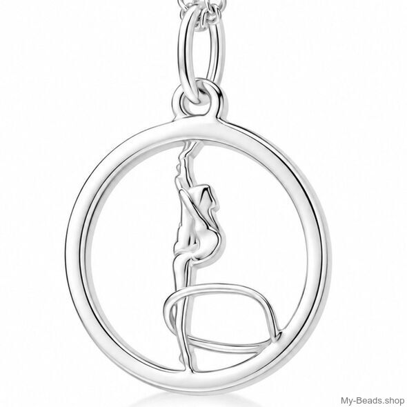 Zilveren hanger met gymnaste die een ritmische gymnastiek oefening met hoepel op de vloer uitvoert tijdens een wedstrijd.  
Mooi cadeau voor verjaardag of kerstmis.