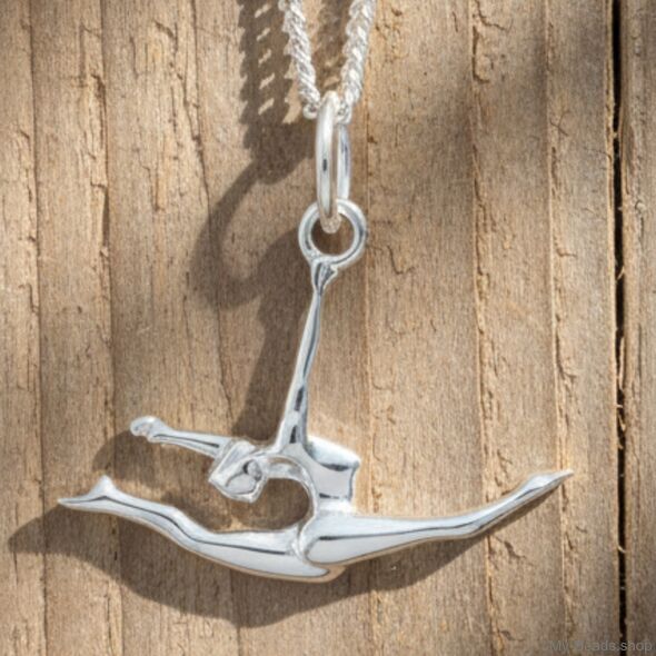 Zilveren hanger met gymnaste die een ritmische gymnastiek spagaatsprong op de vloer uitvoert tijdens een wedstrijd.  
Mooi cadeau voor verjaardag of kerstmis.