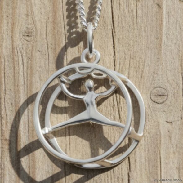 Zilveren hanger met gymnast die een rhönrad turnen oefening uitvoert tijdens een wedstrijd.  
Mooi cadeau voor verjaardag of kerstmis.
