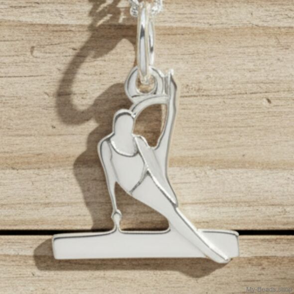 Zilveren hanger van een turner die een oefening paardvoltige uitvoert tijdens artistieke gymnastiek wedstrijd.  
Mooi cadeau voor verjaardag of wedstrijd.