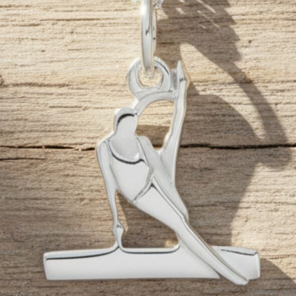 Zilveren hanger van een turner die een oefening paardvoltige uitvoert tijdens artistieke gymnastiek wedstrijd.  
Mooi cadeau voor verjaardag of wedstrijd.