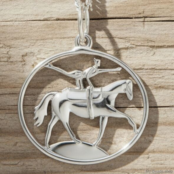 Ciondolo in argento raffigurante un volteggiatore equestre, che esegue un volteggio su un cavallo da volteggio. Esercizi di ginnastica acrobatica durante una competizione.
Un bellissimo regalo per un compleanno o Natale.