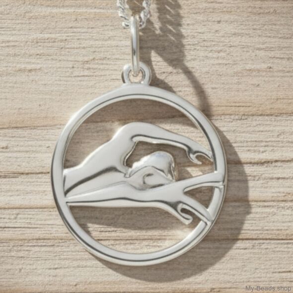 Zilveren hanger met collier van een zwemmer die borstcrawl of vrije slag wedstrijd zwemt in een zwembad. 
Mooi cadeau voor verjaardag of kerstmis.