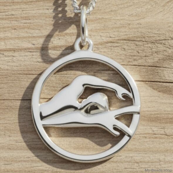 Zilveren hanger met collier van een zwemmer die borstcrawl of vrije slag wedstrijd zwemt in een zwembad. 
Mooi cadeau voor verjaardag of kerstmis.