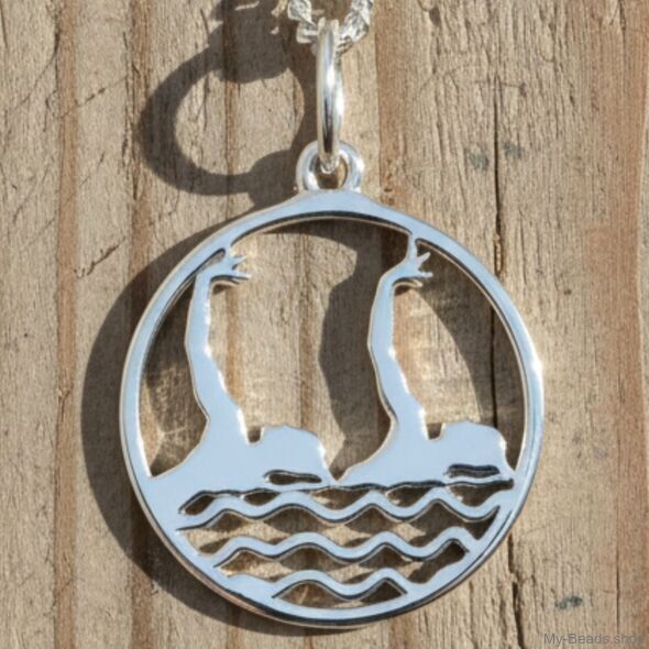 Silberner Anhänger mit Halskette, der Synchronschwimmen zeigt. Die Schwimmerinnen führen eine kunstvolle Choreografie im Schwimmbecken auf.
Ein wunderschönes Geschenk zum Geburtstag oder zu Weihnachten.